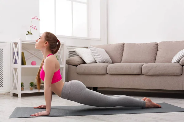 Mujer entrenando yoga en pose cobra . — Foto de Stock