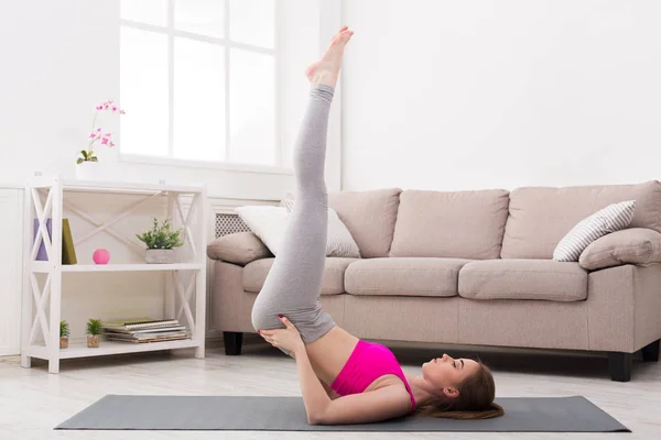Kvinnan utbildning yoga i axeln utmärker pose. — Stockfoto