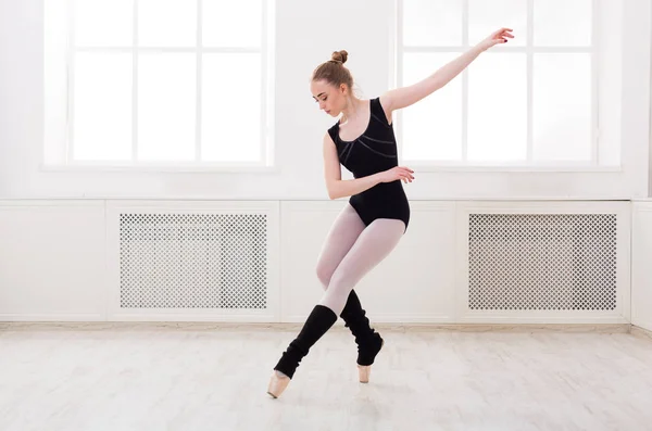Красива балерина стоїть в балетній збірці — стокове фото
