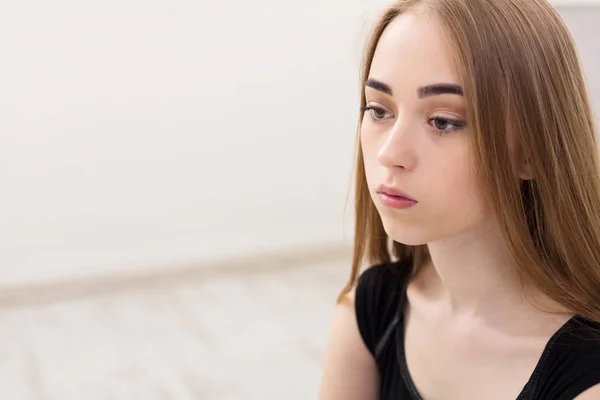 Portret smutny młoda dziewczyna na białym tle — Zdjęcie stockowe