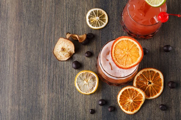 Blood orange margarita cocktail at wooden background — Stock Photo, Image