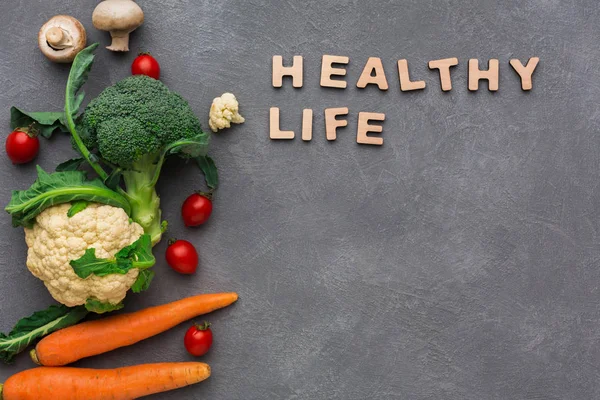 Vida sana. Verduras frescas sobre fondo gris, espacio para copiar — Foto de Stock
