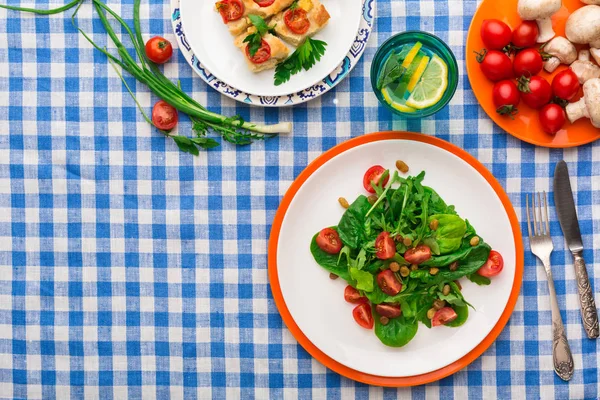 Damalı masa örtüsü arka planda, üstten görünüm sağlıklı yemek yeme.
