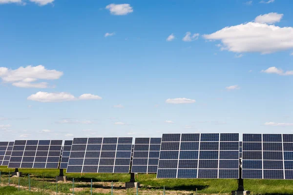 Paneles solares sobre fondo azul del cielo — Foto de Stock