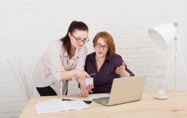 Çatışma. Kadınlar office projesinde tartışmak