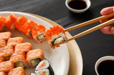 Yemek suşi ve rulo olarak Japon restoranı
