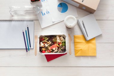 Sağlıklı bir iş öğle yemeği aperatif ofis, sebze salatası