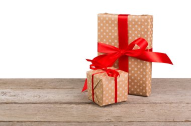 Doğum günü tatil hediyesi beyaz arka plan üzerinde kağıt ambalaj kutuları