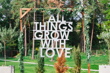 Düğün töreni arch çiçek ve yeşillik ile