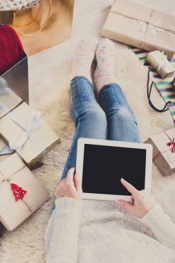 Kadın Noel alışveriş online tablet ile Üstten Görünüm