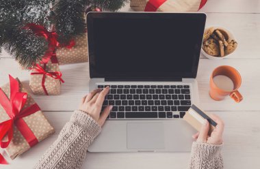 Kadın alışveriş online kredi kartıyla, üstten görünüm