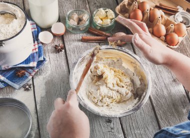 Yemek pişirme, yumurta, tereyağı ve un için malzemeler