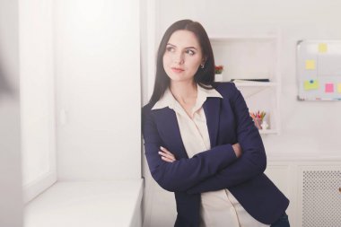 İş kadını başarılı stratejisi hakkında düşünme