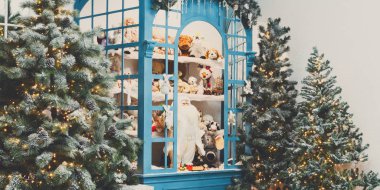 Noel ağaçları parlak garland arka planda dekore edilmiş