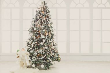 Güzel Noel ağacı ışıkları parlayan süslenmiş