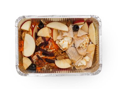 Sağlıklı gıda kutularında, diyet kavramı. Cuted elma, fındık, pancar, zeytin, havuç ve peynir ile pancakes