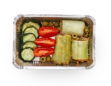Sağlıklı gıda kutularında, diyet kavramı. Zuccini pirinç, cuted domates, salatalık ve zeytin ile doldurulmuş