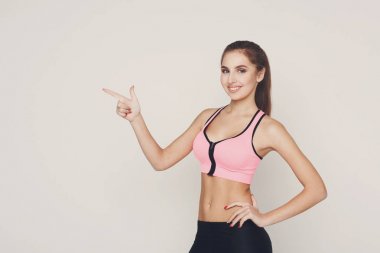 Gülümseyen sportif kadın noktası uzakta