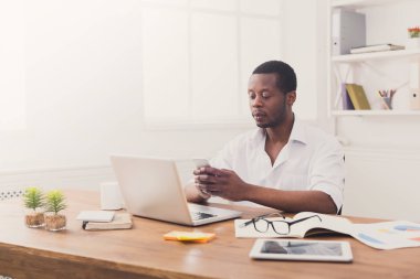 Çalışma sırasında telefonda genç Afrikalı-Amerikalı işadamı manifatura