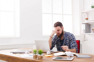 Yorgun, modern beyaz ofis içinde laptop ile işadamı overworking