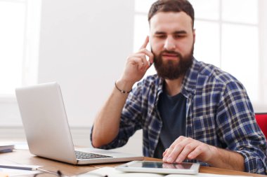 Ciddi bir erkeği olarak kapatın Yöneticisi rapor, okuma süre ile açık net kitap masada oturan.