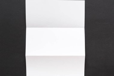 Beyaz kağıt üzerinde siyah arka plan katlanmış.