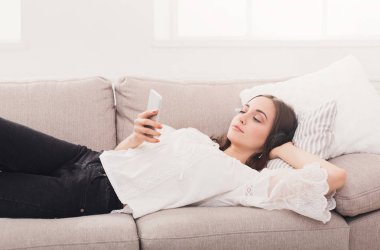 Kulaklık ile hareket eden genç kız