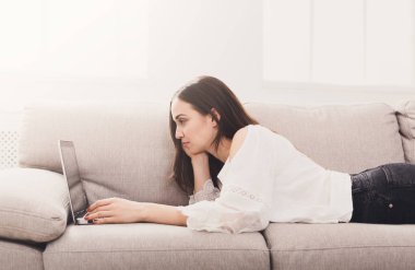 Online evde çalışan kız