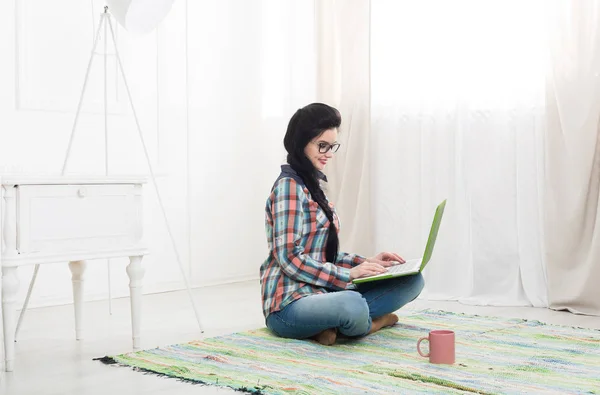 Junges Mädchen auf dem Boden mit Laptop, Kopierraum — Stockfoto