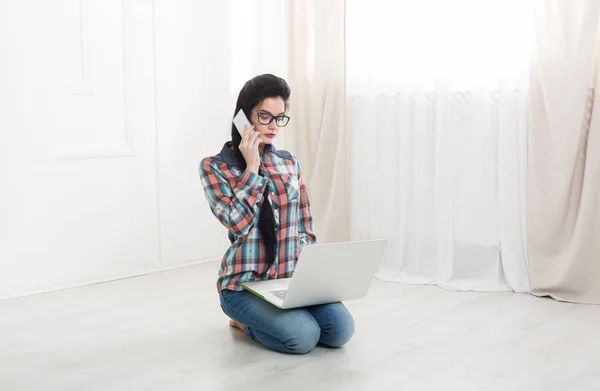 Junges Mädchen mit Laptop auf dem Boden Porträt — Stockfoto