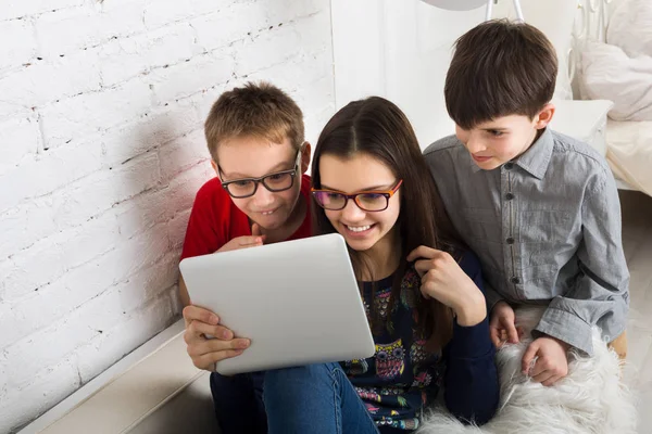 Děti v brýlích s tablet, počítač závislost — Stock fotografie