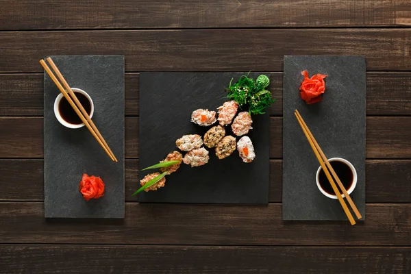 Set of gunkan sushi on rustic wood, top view — Stock Photo, Image