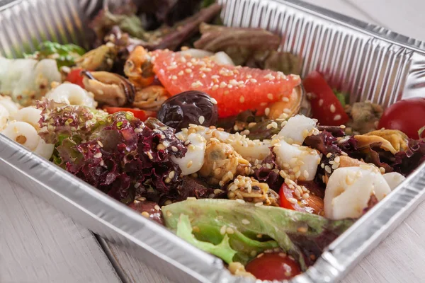 Alimentos saudáveis em caixas de papel alumínio, conceito de dieta. Mistura de salada de marisco — Fotografia de Stock