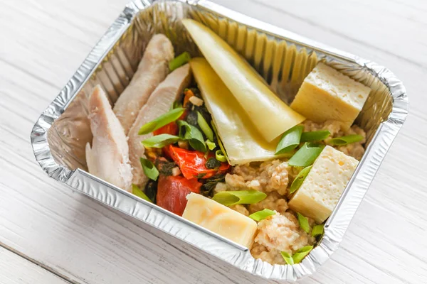 Sağlıklı Gıda folyo kutularında, diyet kavramı.