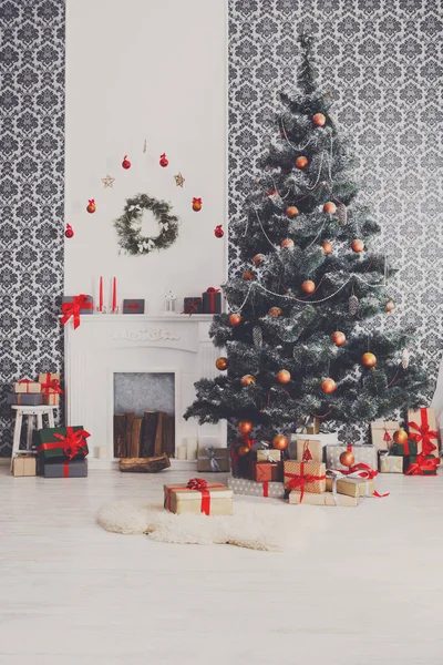 Árbol decorado de Navidad en el interior moderno, concepto de vacaciones — Foto de Stock