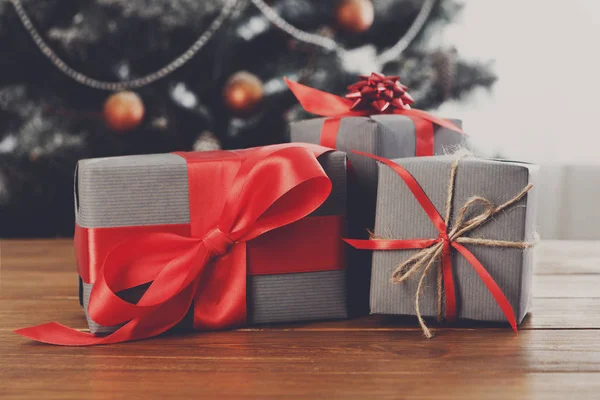 Bir şekilde dekore edilmiş ağaç arka planda, tatil kavramı Noel hediyeleri