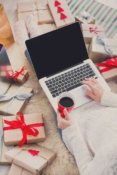 Frau shoppt online mit Laptop, Ansicht von oben — Stockfoto