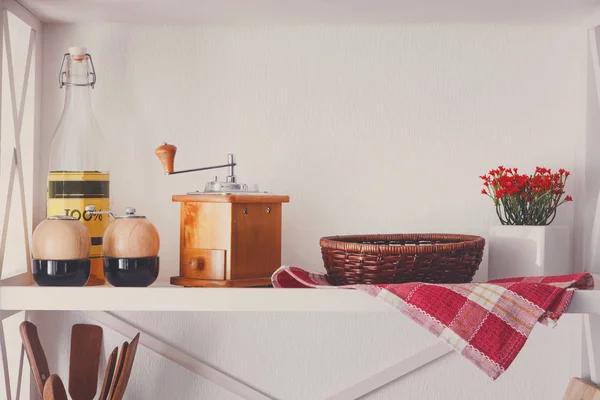 Mensola in legno bianco, cucina mobili rustici — Foto Stock