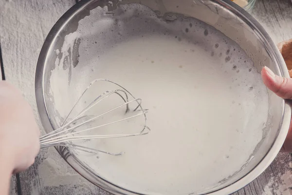 キッチン泡立て、ホイップ クリームの手のひらツール — ストック写真