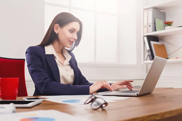 Affärskvinna som arbetar på laptop på kontoret — Stockfoto