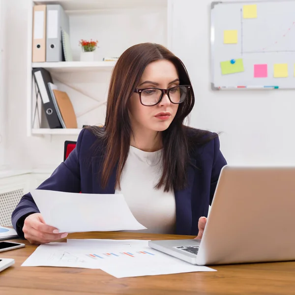 İş kadını okuma belgeyi office masaüstü