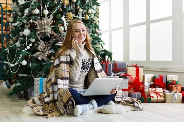 Genç kadın rahat Noel iç alışveriş online