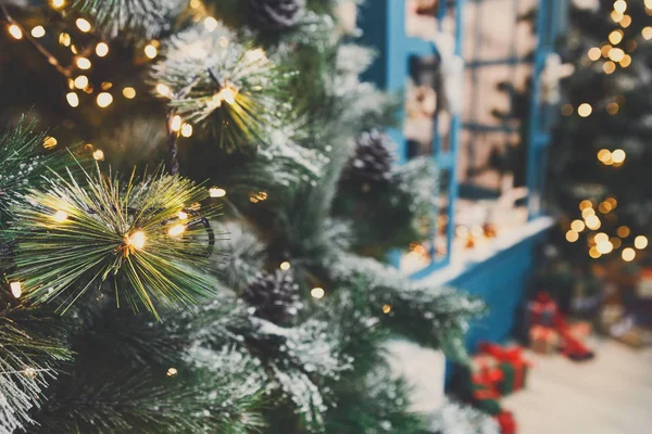 Украшенные рождественские елки на блестящем фоне гирлянды — стоковое фото