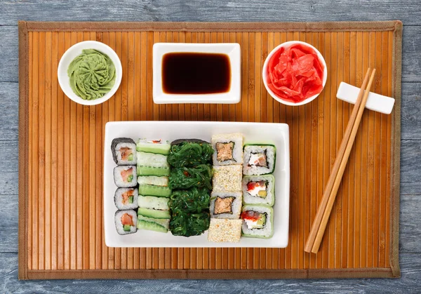 Zestaw sushi, maki i bułki na niebieskim tle drewna — Zdjęcie stockowe