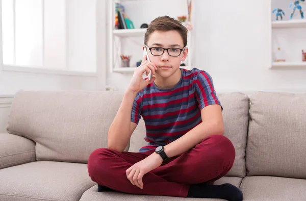 Adolescente tiene conversación telefónica en la sala de estar en casa — Foto de Stock