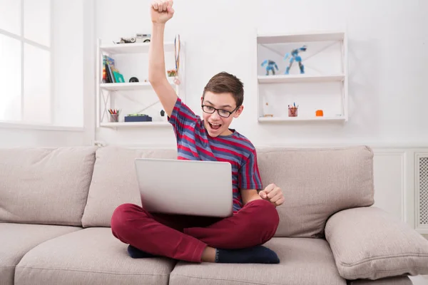 Feliz adolescente con portátil en casa — Foto de Stock