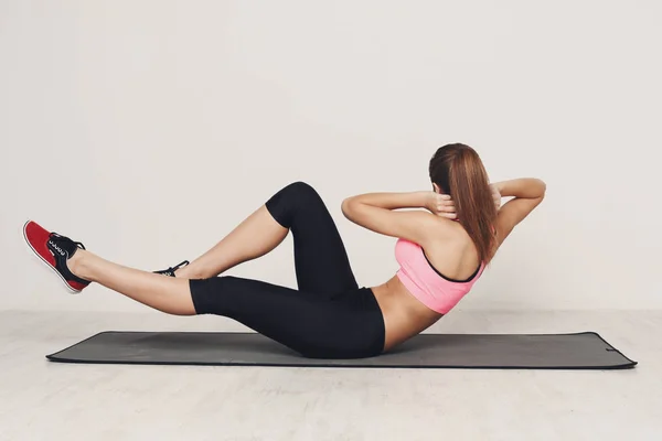 Fitness woman lying doing crunches — Stock Photo, Image
