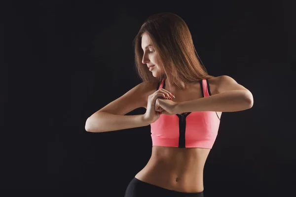 Hermosa chica de fitness posando sobre fondo negro — Foto de Stock