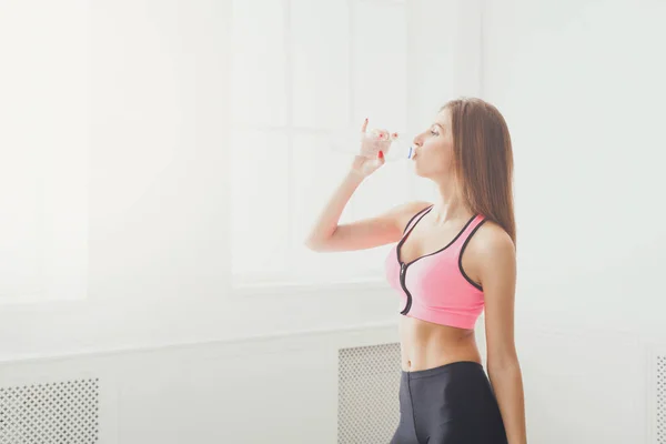 Bella giovane donna sportiva che beve acqua — Foto Stock
