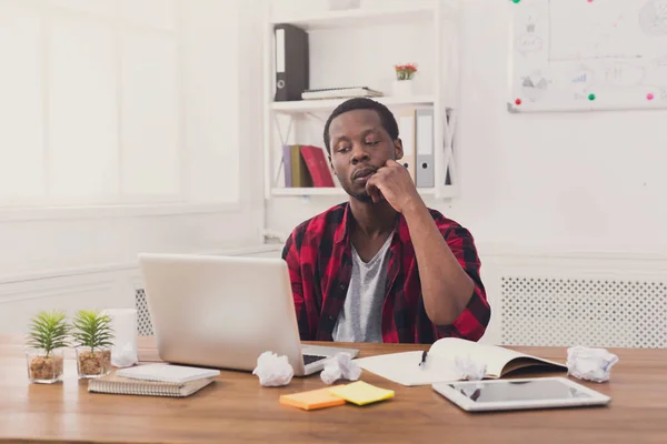 Töprengő fekete üzletember alkalmi hivatalban működik a laptop — Stock Fotó